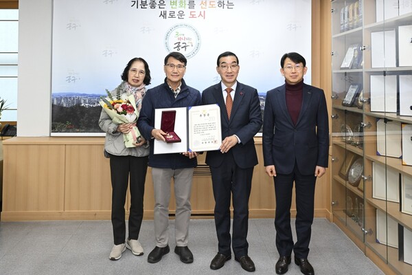 ▲ 김광신 대전중구청장은 28일6.25참전용사 고 이종훈님의 자녀 이경우 씨에게 화랑무공훈장을 전수했다.ⓒ중구