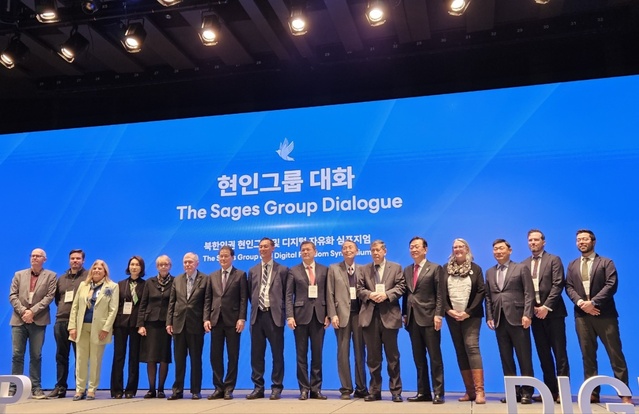 ▲ 29일 서울 웨스틴조선호텔에서 개최된 '북한인권 현인그룹 및 디지털자유화 심포지엄'에서 참석자들이 기념촬영을 하고있다. ⓒ임준환 기자