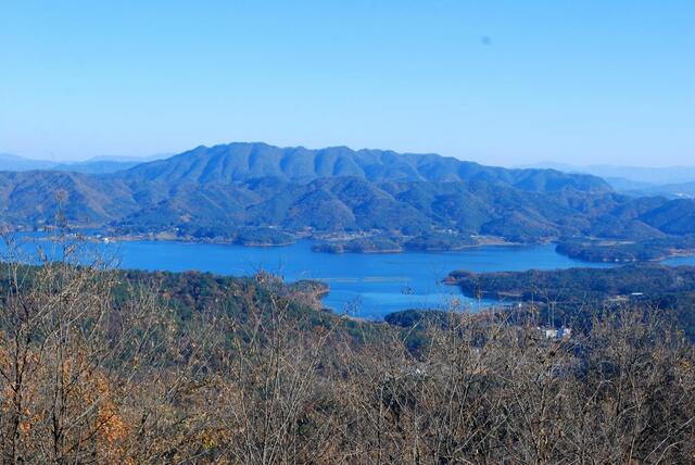 ▲ 성재산 전망대에서 바라본 대청호와 환산.ⓒ진경수 山 애호가