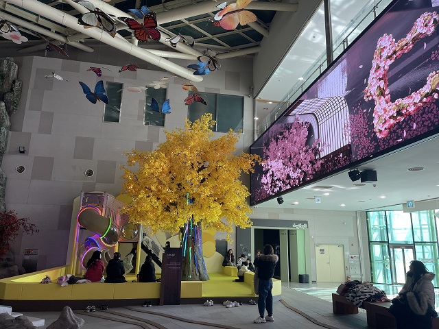 ▲ 관람객들이 소망나무에서 휴식을 취하고 있다.ⓒ경북관광공사