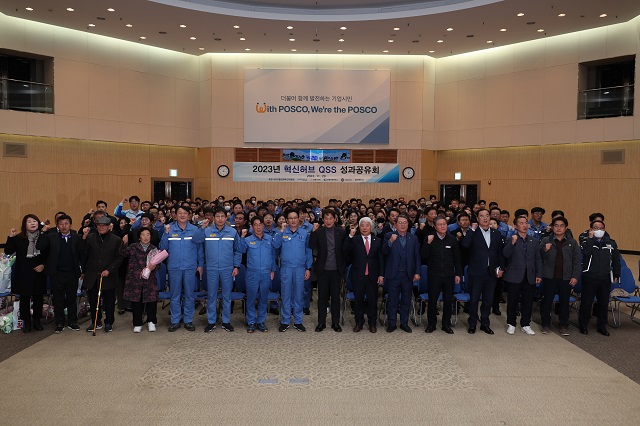 ▲ 왼쪽 다섯번째부터 포항제철소 방석주 설비부소장, 신경철 행정부소장, 김재열 포항제철소 협력사협회장, 이백희 포항제철소장, 김남일 포항시 부시장, 백인규 포항시의회 의장, 이용동 포항상공회의소 부의장, 전익현 철강관리공단 이사장, 이상범 포항시의원, 김형철 포항시의원. 박칠용 포항시의원.ⓒ포스코