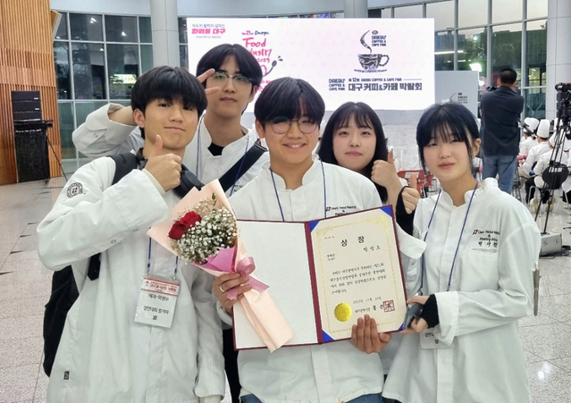 ▲ 대구엑스코에서 개최된 ‘2023 제21회 대구음식산업박람회’에 참여한 대구보건대학교 호텔제과제빵학과 학생들이 기념촬영을 하고 있다(가운데: 장려상을 수상한 대구보건대 호텔제과제빵학과 1학년 박정호 학생).ⓒ대구보건대