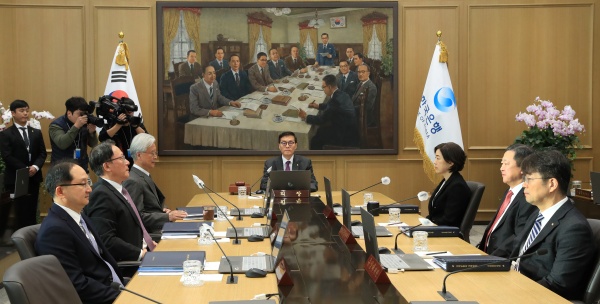 ▲ 이창용 한국은행 총재가 30일 오전 서울 중구 한국은행에서 열린 금융통화위원회 본회의에서 회의를 주재하고 있다ⓒ한국은행