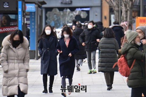 ▲ 지속된 한파에 사람들이 두꺼운 외투를 꺼내입고 있다. ⓒ뉴데일리 DB