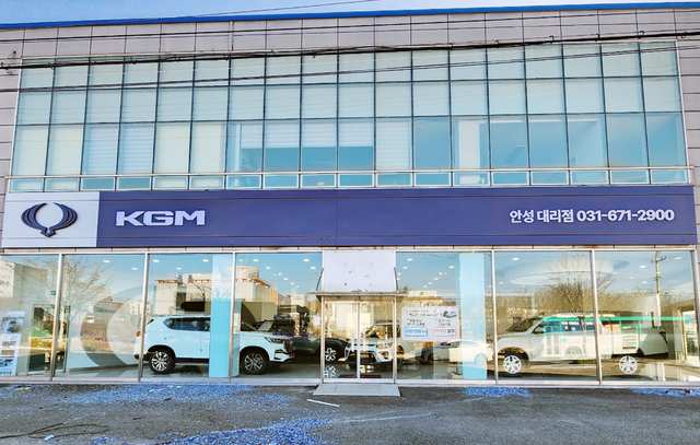 ▲ KGM 브랜드 로고를 적용한 대리점 전시장의 모습 ⓒKG모빌리티