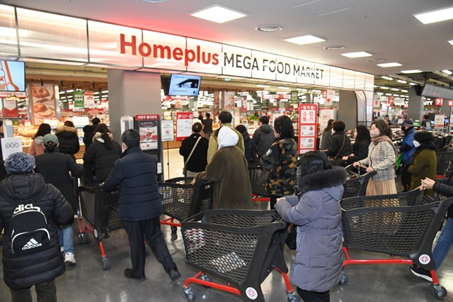 ▲ 30일 리뉴얼 오픈 시간에 맞춰 방문한 고객들의 쇼핑 모습.ⓒ홈플러스