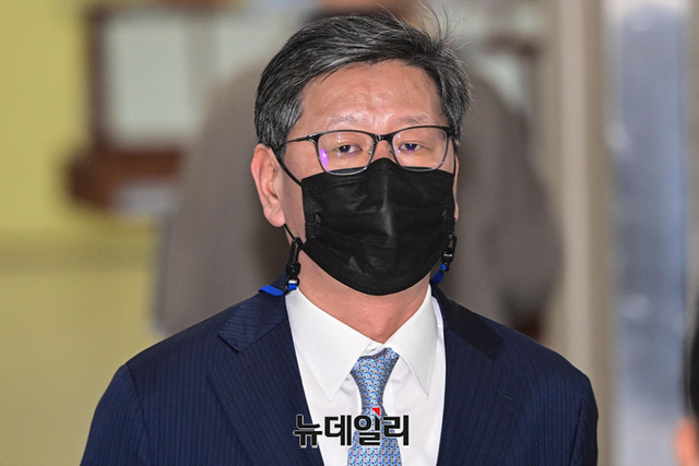 택시기사 폭행 혐의를 받고 있는 이용구 전 법무부 차관이 지난해 4월19일 오후 서울 서초구 중앙지법에서 열린 1심 공판에 출석하고 있다. ⓒ뉴데일리DB