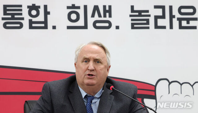 ▲ 인요한 국민의힘 혁신위원장이 30일 오전 서울 여의도 국민의힘 당사에서 열린 '국민과 함께 혁신위원회 제11차 전체회의'에 참석해 발언하고 있다. ⓒ뉴시스