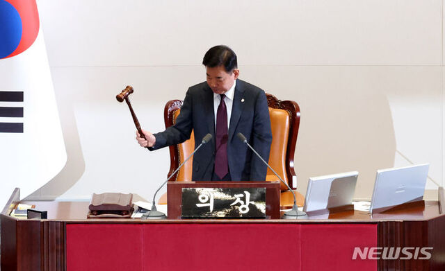 ▲ 김진표 국회의장이 30일 오후 서울 여의도 국회에서 열린 제410회국회(정기회) 제12차 본회의에서 의사봉을 두드리고 있다. ⓒ뉴시스