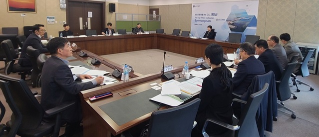 ▲ 만금 개발청 적극행정위원회는 지난 10일부터 24일까지 온라인 국민투표를 통해 국민평가를 반영하고 외부 민간위원이 참여하는 적극행정위원회를 개최하여 우수공무원을 최종 선발했다.ⓒ새만금 개발청 사진 제공.