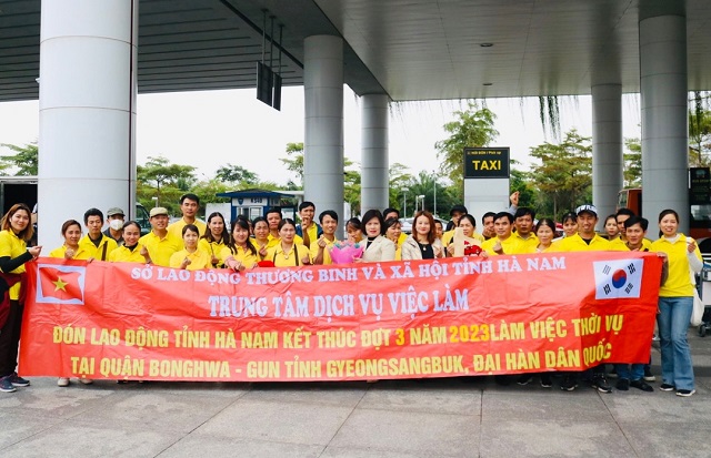 ▲ 지난 14일 베트남과 캄보디아 계절근로자 53명이 본국으로 출국하고 있다.ⓒ봉화군
