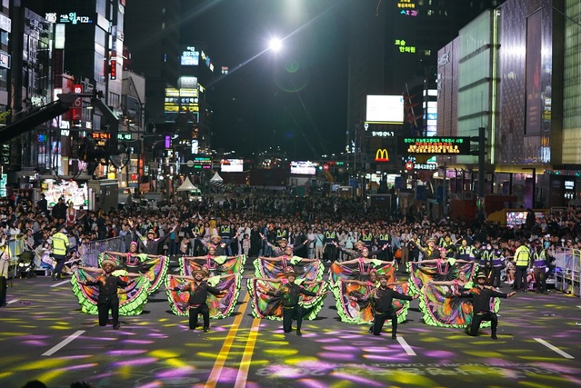 ▲ 충남 천안시의 대표축제인 ‘천안흥타령춤축제 2023’ 거리퍼레이드.ⓒ천안시