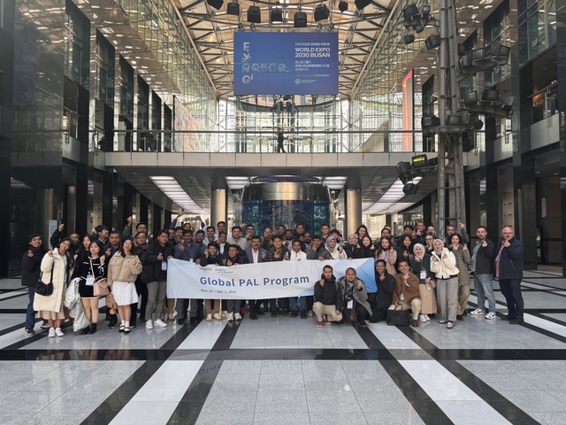 ▲ Global PAL 프로그램 직원들이 포스코센터에서 기념사진을 찍고 있다 ⓒ포스코그룹