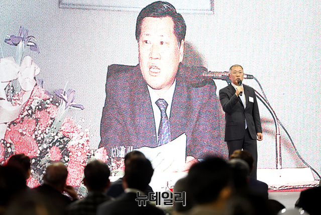 정의선 회장이 이날 '한국 양궁 60주년 기념행사'에서 환영사를 하는 모습. 정몽구 명예회장 모습도 보인다. ⓒ뉴데일리DB