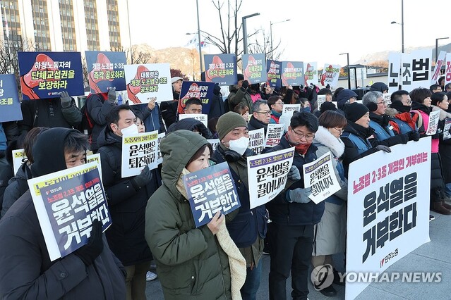 ▲ 민주노총 조합원들이 1일 오전 임시 국무회의가 열리고 있는 서울 세종로 정부서울청사 앞에서 '노란봉투법' 및 방송 3법에 대한 대통령 거부권 행사를 반대하는 기자회견을 하고 있다.ⓒ연합뉴스