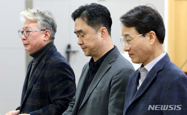 ▲ 더불어민주당 김종민, 조응천, 이원욱 의원이 11월 26일 서울 여의도 국회에서 열린 원칙과 상식 두 번째 민심소통 '전문가에게 듣는다' 시작에 앞서 선거제 등 현안사항과 관련 성명서 발표를 한 후 자리로 향하고 있다. ⓒ뉴시스