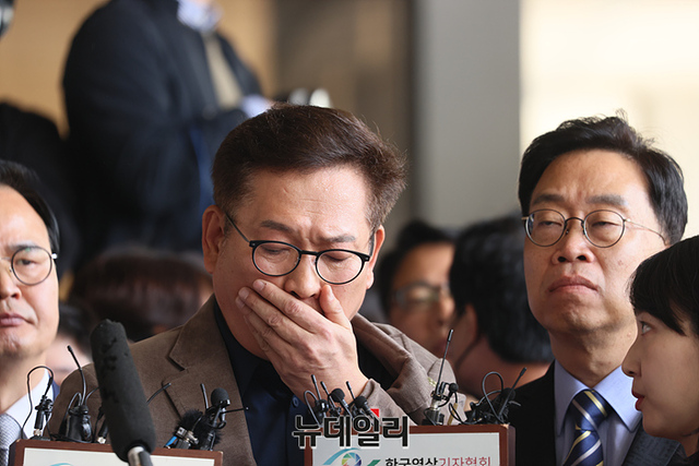 ▲ 더불어민주당 '2021년 전당대회 돈봉투 의혹'의 핵심 피의자로 지목된 송영길 전 민주당 대표가 지난 5월2일 오전 서울중앙지검으로 자진출석하며 입장을 밝히고 있다. 검찰은 조사 일정이 잡히지 않았다며 청사 로비에서 송 전 대표를 돌려보냈다. ⓒ서성진 기자