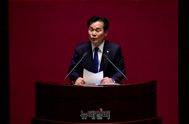 ▲ 주철현 더불어민주당 의원이 1일 오후 서울 여의도 국회에서 열린 제410회국회(정기회) 제13차 본회의에서 검사(손준성) 탄핵소추안과 검사(이정섭) 탄핵소추안에 대해 제안설명을 하고 있다. ⓒ 이종현 기자