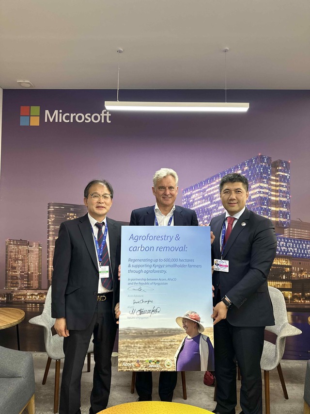 ▲ (사진 왼쪽부터) 박종호 아시아산림협력기구 사무총장, 디크리네 스테판 라보은행 최고경영자, 투르군비에브 멜리스 키르기스스탄 자원환경부 장관. ©아시아산림협력기구