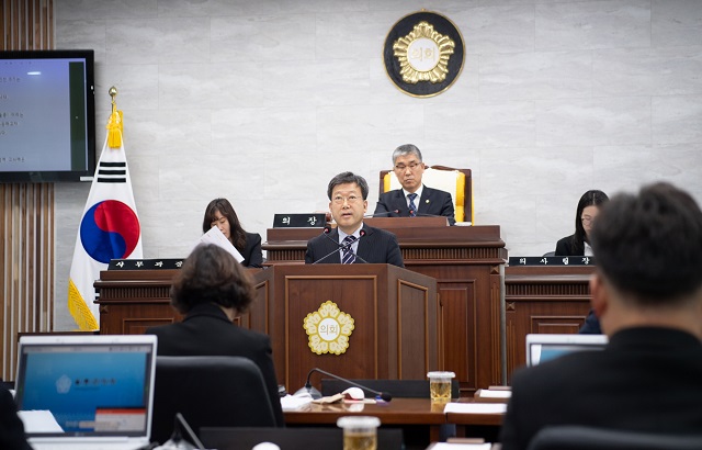 ▲ 남한권 군수는 지난달 28일 ‘제275회 울릉군의회 제2차 정례회’에서 시정연설을 통해 내년도 국정 운영 방향 제시와 2024년도 예산안에 대해 설명했다.ⓒ울릉군