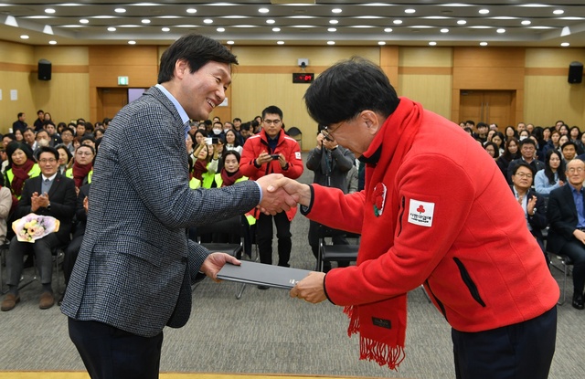▲ 경산시(시장 조현일)는 사회복지공동모금회에서 주관하는 2023년 제10회 사랑의열매 대상에서 경북 도내 22개 시‧군 중에서 유일하게 희망장을 받는 쾌거를 이뤘다.ⓒ경산시