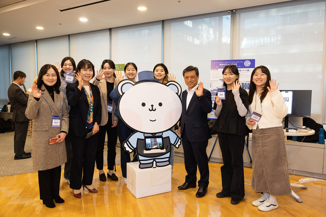 ▲ 김학동 부회장이 기업시민 레벨업 그라운드 행사 후 대학생들과 기념사진을 촬영한 모습. ⓒ포스코그룹