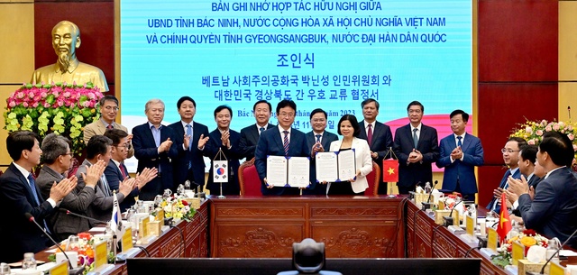 ▲ 이철우 경북도지사는 지난 29일 베트남 박닌성에서 포괄적 협력에 관한 MOU 체결, 우호교류 기념비 제막식, 박닌성 진출 경북 기업인들과 간담회, 리 왕조를 기리는 ‘도 사원(DO Temple)’ 방문 등 쉴 틈 없는 일정을 소화했다.ⓒ경북도