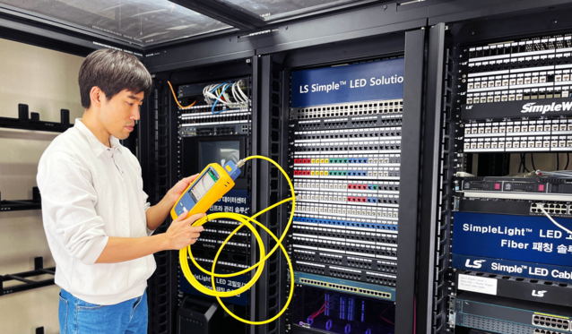 ▲ LS전선 직원이 데이터센터에서 PoE 케이블을 점검하고 있다. ⓒLS전선