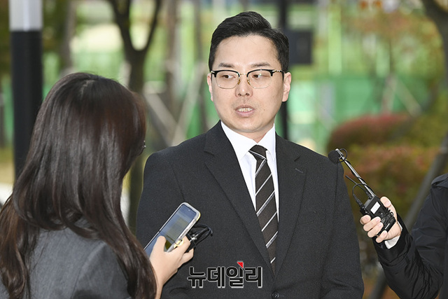 ▲ 더불어민주당 이재명 대표 배우자 김혜경의 법인카드 유용 의혹을 폭로한 전 경기도청 별정직 직원 조명현씨가 국민권익위원회 신고인 신분으로 조사받기 위해 지난 10월23일 오전 경기 수원지방검찰청으로 출석하며 취재진의 질문에 답하고 있다. ⓒ성남=서성진 기자