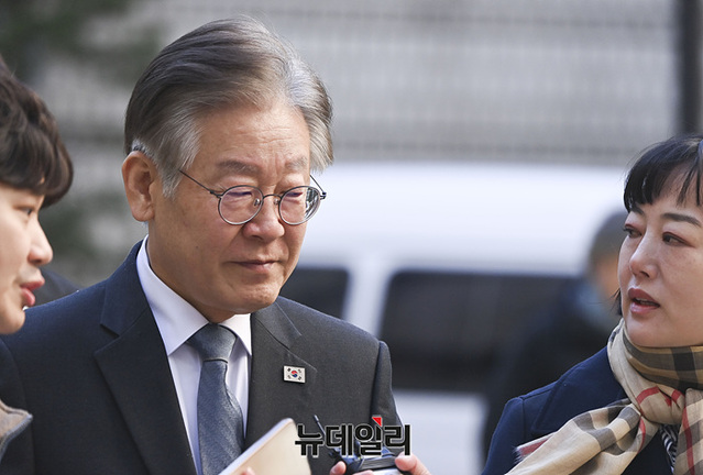 ▲ 이재명 더불어민주당 대표가 지난달 10일 서울 서초구 중앙지법에서 열린 공직선거법 위반 공판에 출석하고 있다. ⓒ서성진 기자