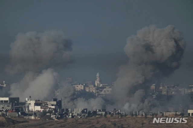 ▲ 3일(현지시간) 이스라엘군의 폭격이후 가자지구에서 검은 연기가 피어오르고 있다. 임시 휴전 종료로 전투를 재개한 이스라엘군이 팔레스타인 가자지구 남부에 대한 대대적 공격에 나섰다. ⓒAP/뉴시스