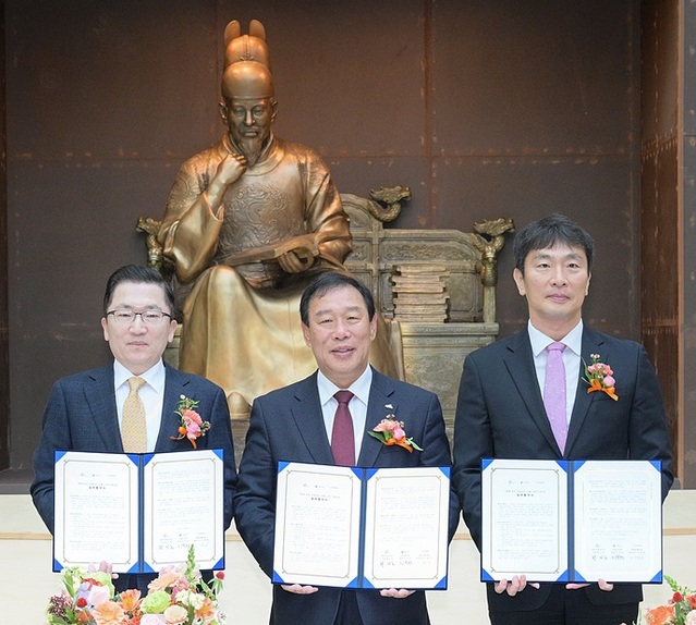 ▲ 세종시가 4일 시청 책문화센터에서 금융감독원, 한화손해보험과 금융사기 피해 예방과 지역 사회공헌을 위한 협약을 했다.왼쪽부터 나채범 한화손해보험 대표이사, 최민호 세종시장, 이복현 금융감독원장. ⓒ세종시