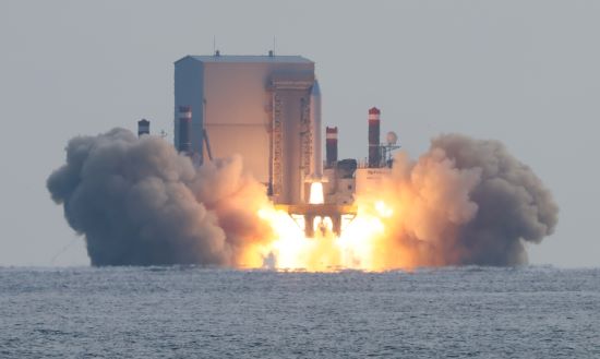 4일 오후 제주 서귀포시 남방 해상에서 우리 군이 한국형 고체연료 우주발사체 3차 시험발사를 실시하고 있다.ⓒ연합뉴스