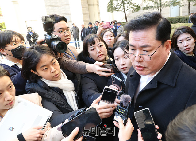 ▲ 무죄를 선고 받은 유동규 전 성남도시개발공사 기획본부장이 지난달 30일 오후 서울 서초구 중앙지법에서 열린 '정치자금법 위반 등 혐의' 1심 선고 공판을 마치고 취재진의 질문에 답하고 있다. ⓒ서성진 기자