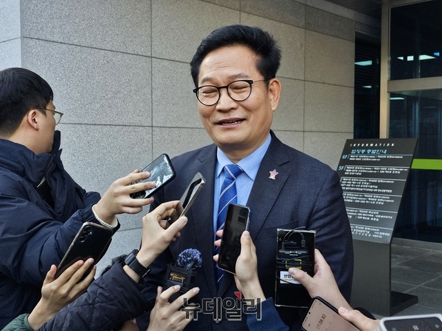 ▲ 송영길 전 더불어민주당 대표가 4일 오후 청주지법에서 청주간첩단 사건과 관련, 법정 증언과 관련한 입장을 밝히고 있다.ⓒ김정원 기자