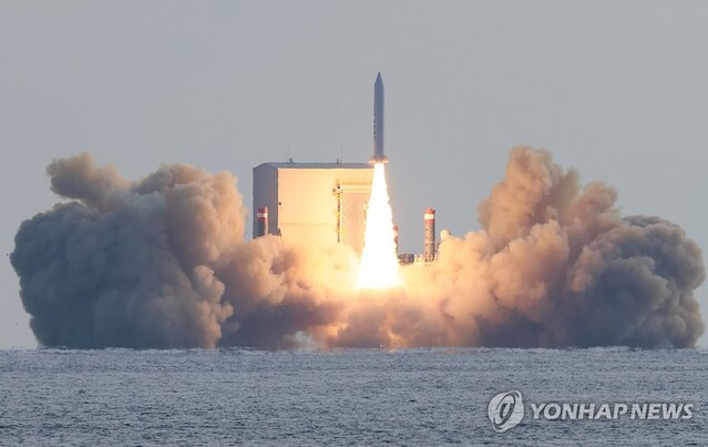 ▲ 4일 오후 제주 서귀포시 예래동 앞바다에서 군 주도로 고체연료 우주발사체 3차 시험발사가 진행되고 있다. ⓒ연합뉴스