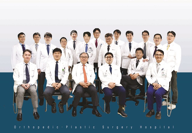 ▲ 포항세명기독병원 정형성형병원 의료진들이 단체사진을 촬영하고 있다.ⓒ세명기독병원