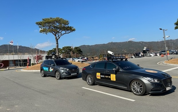 ▲ 충남도가 4일 전국 최초로 자율주행 자동차를 이용한 주정차 계도 및 방범 순찰 서비스에 들어갔다. 충남도의 자율주행 자동차 주정차 계도 및 방범 순찰 서비스는 지난 6월 내포신도시가 자율주행 자동차 시범운행지구로 지정됨에 따라 추진했다. 도는 충남도서관에서 시연회를 열고 내포신도시 내 본격적인 자율주행 자동차 주정차 계도 및 방범 순찰 서비스를 시작했다.ⓒ충남도