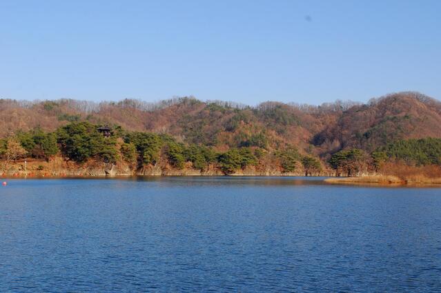 ▲ 호수 위에 떠 있는 병풍바위, 부소담악.ⓒ진경수 山 애호가