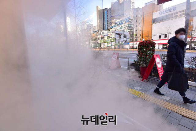 ▲ 한파가 몰아친 서울 한 식당을 지나가는 시민ⓒ뉴데일리DB