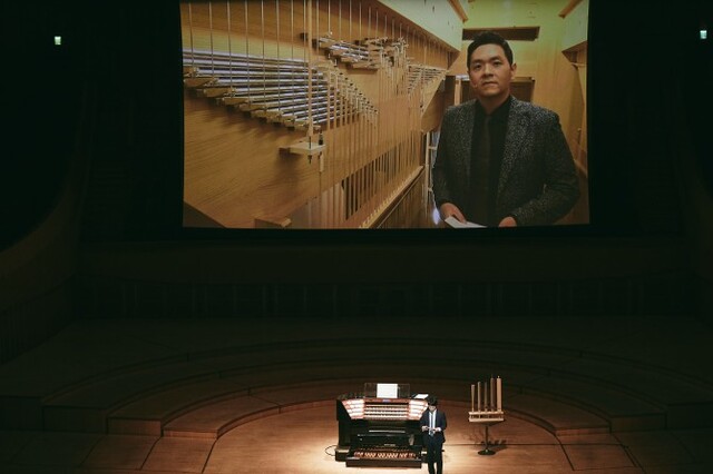 ▲ 오르간 내부에서 연계장치 설명하는 김세일.ⓒ롯데문화재단