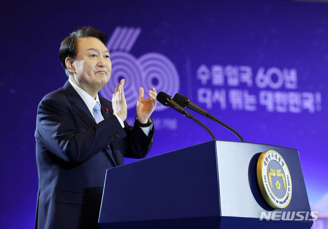 ▲ 윤석열 대통령이 5일 서울 강남구 코엑스에서 열린 제60회 무역의 날 기념식에서 기업인들을 향해 박수 보내고 있다.ⓒ뉴시스