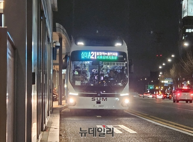 4일 밤 11시35분 세계 최초로 정기 운행하는 자율주행버스가 합정역 버스정류소로 들어서고 있다. ⓒ임준환 기자