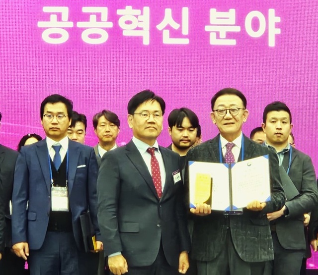 ▲ 이에스테크㈜는 중소기업 연구·개발(R&D) 우수성과 공공혁신 업체로 선정돼 중소벤처기업부장관 표창을 받고 있다.ⓒ이에스테크