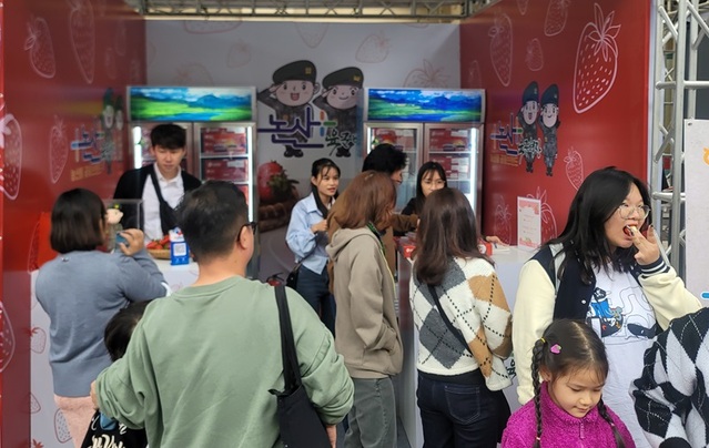 ▲ 논산시가 최근 베트남 하노이에서 육군병장 딸기 홍보 판촉 행사를 하고 있다.ⓒ논산시