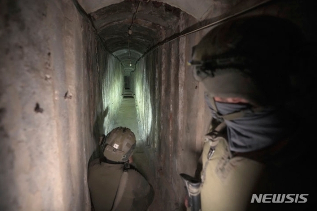 이스라엘 군인들이 지난 11월 22일(현지시각) 가자지구 가자시티의 알 시파 병원 지하에서 발견된 터널을 언론에 공개하고 있다. 이스라엘군은 하마스가 이 병원 지하에 터널을 만들어 무기 보관과 테러용으로 사용했다고 강조했다. ⓒAP/뉴시스