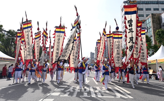 ▲ 지난 9월 펼쳐진 제27회 부평풍물대축제에서 풍물단 공연이 도보 행진하고 있다.ⓒ인천 부평구 제공