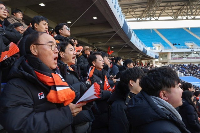 ▲ 지난 2일 수원에서 열린 강원 FC와 수원 삼성과의 리그 최종전에서 김진태 도지사가 관중석에서 열띤 응원을 하고 있다.ⓒ강원특별자치도