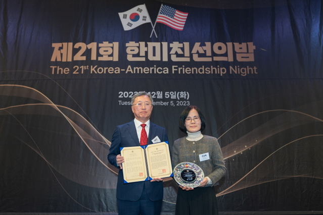 ▲ 최중경 한미협회 회장이 지난 5일 오후 서울 광진구 그랜드워커힐 호텔에서 열린 제21회 한미친선의밤에서 고(故) 조셉 클리랜드(Joseph Pringle Cleland) 장군 내외에게 제21회 한미우호상을 수여했다. 한미우호상은 후손이 없는 장군 내외를 대신해 박상예 가평고 교장이 수상했다. ⓒ한미협회 제공