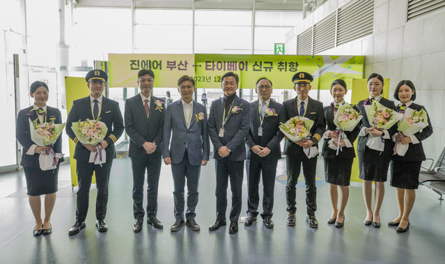 ▲ 지난 5일 오후 김해국제공항에서 열린 '부산~타이베이 신규 노선 취항식'에서 박병률(왼쪽 네 번째) 진에어 대표와 임직원들이 기념 촬영을 하고 있다. ⓒ진에어